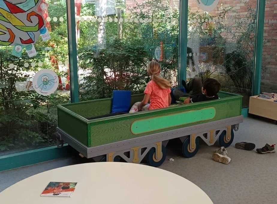 Le wagon transformé en coin lecture